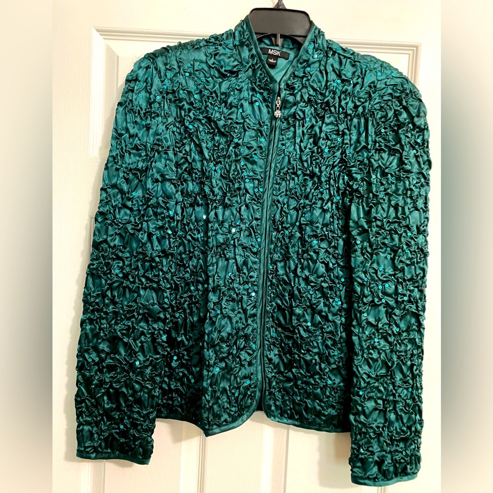 Green Jacket
Sequins w/zipper
18 1/2” wide armpit to armpit flat 
Length 25”